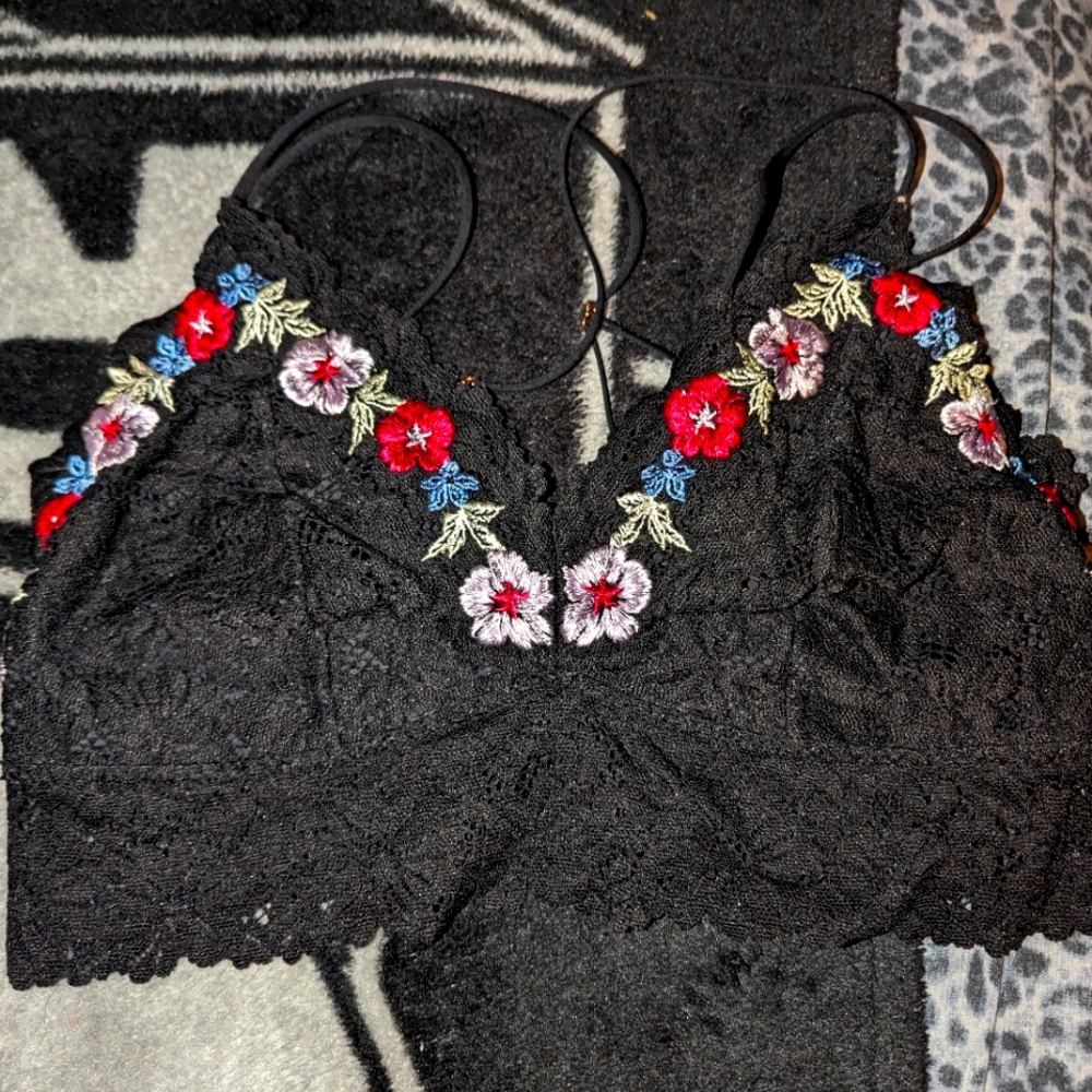 Victoria secrets pink brand lace bralette beautiful embroidery flowers brand-new